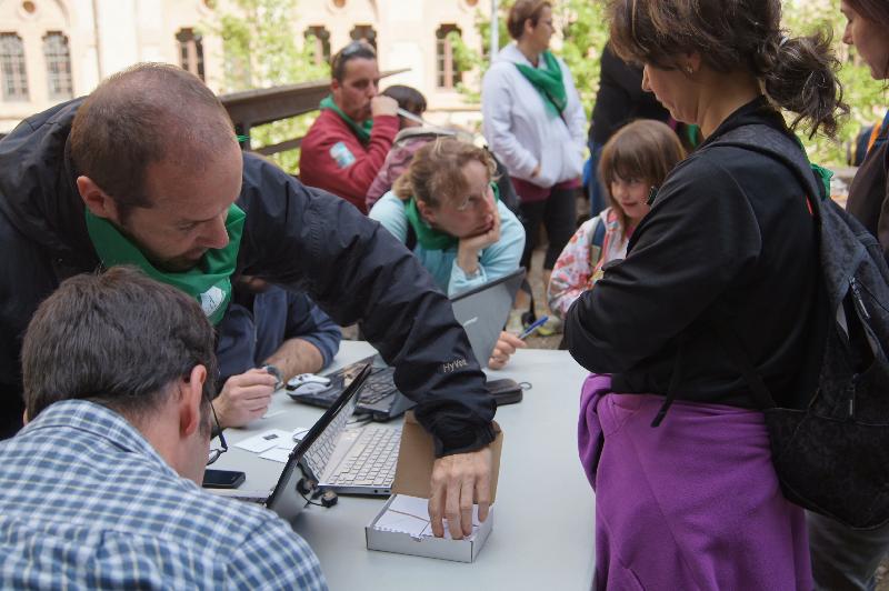 En Marc recollint les fotos del FotoFlash
