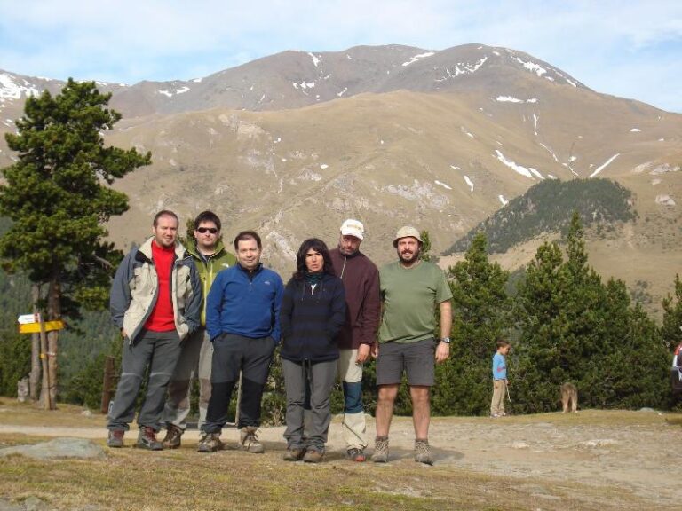 Foto de grup al Collet de les Barraques amb el Puigmal al darrera