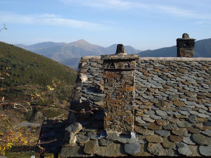 Teulades a Dorria amb el Taga al darrera