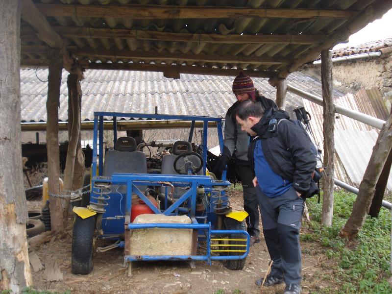 Observant un cotxe rudimentari