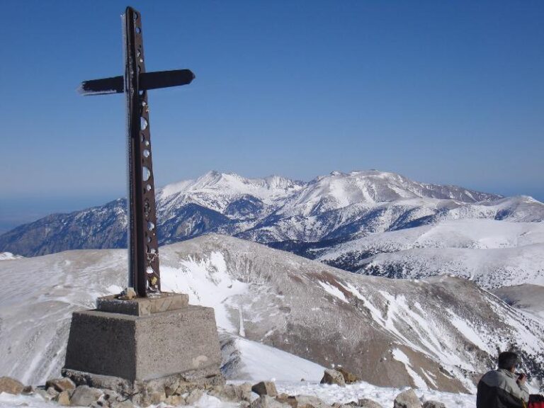 La Creu del Bastiments i, al fons, el canigo