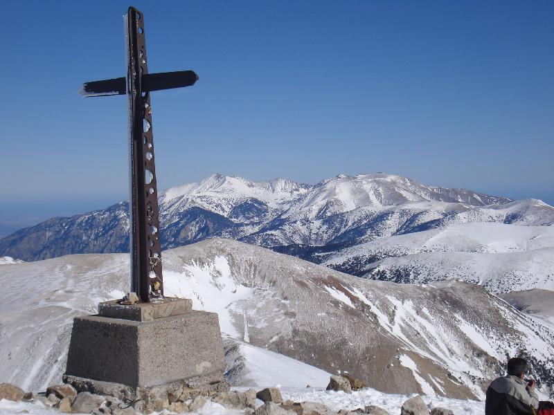 La Creu del Bastiments i, al fons, el canigo