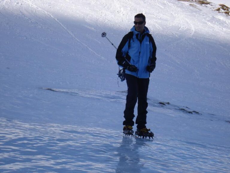 En David, comprovant la eficacia dels grampons