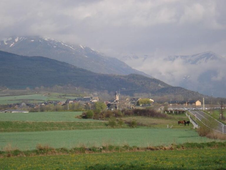 Saneja. Al fons, els nuvols