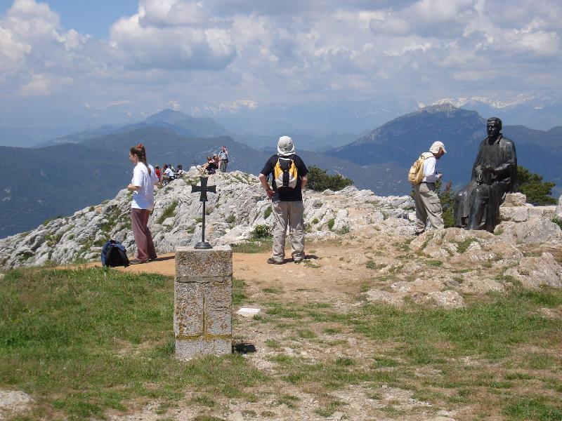 mossen cinto dona la benvinguda. al darrera el canigo
