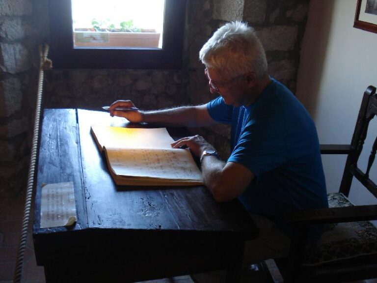 signant el llibre del santuari