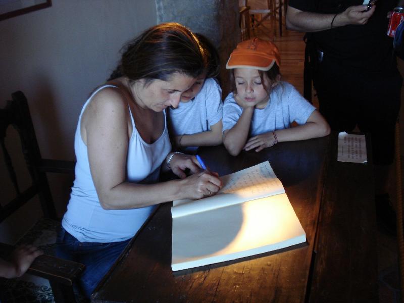 signant el llibre del santuari 2