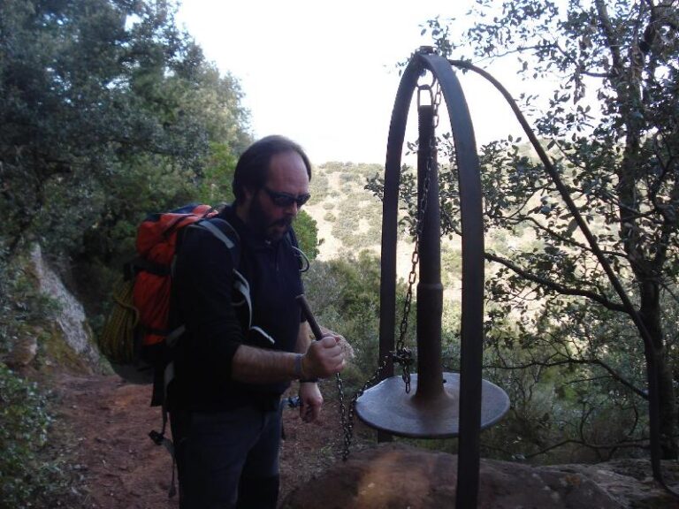 En Jordi tocant la campana entrant a Sant Joan