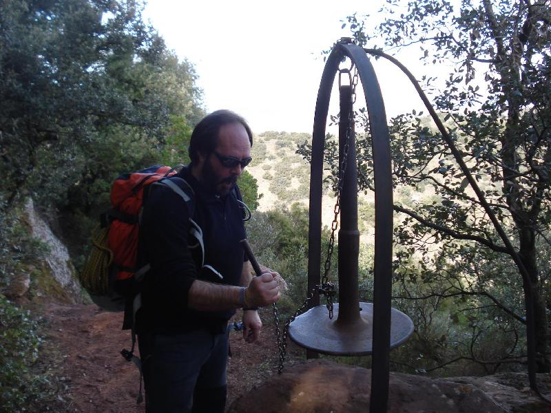 En Jordi tocant la campana entrant a Sant Joan