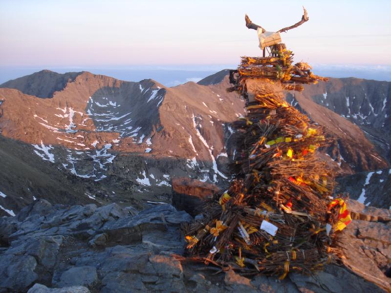La creu del Canigo plena de farcells