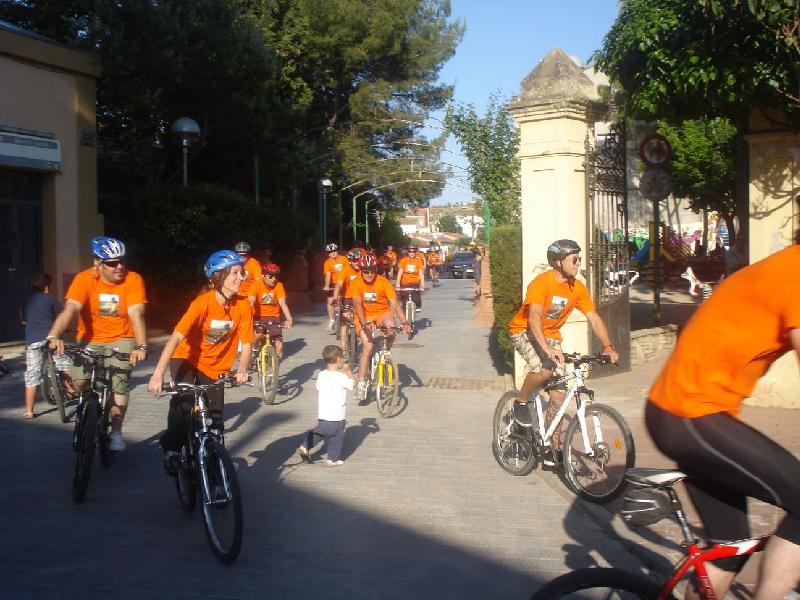 Molts ciclistes acompanyen la Flama