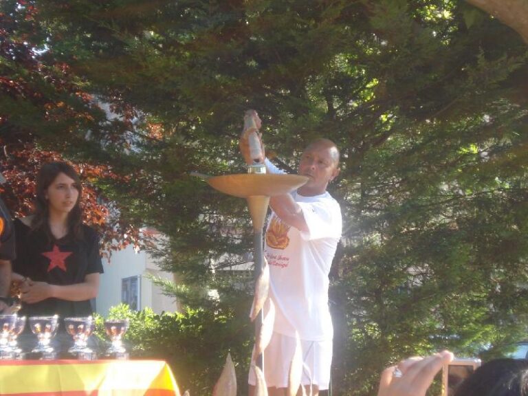 Lliurament de la Flama a la CUCA d'Hostalets