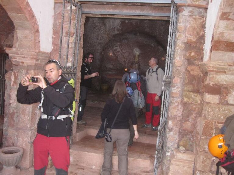 Visitant Sant Joan de la Muntanya