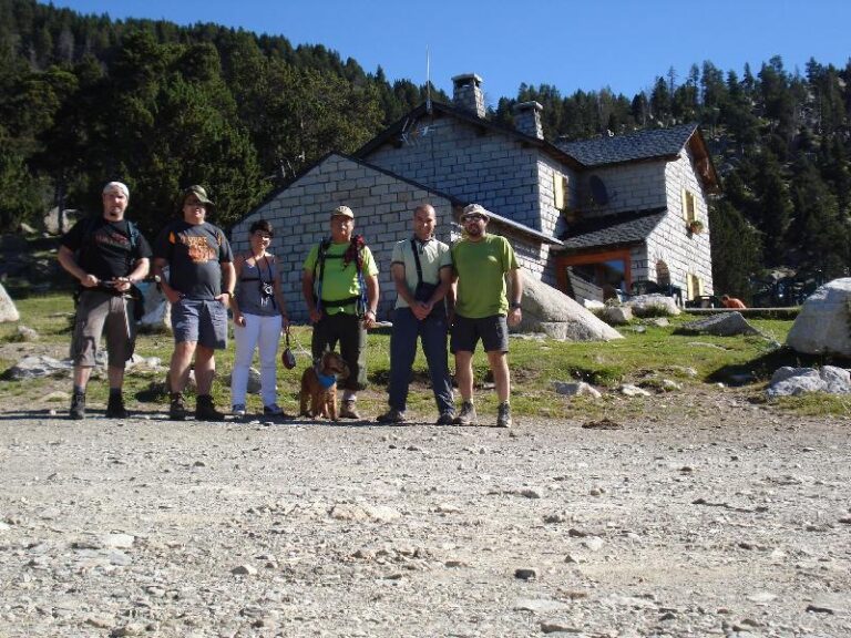 Excursionistes i el grup de suport al Refugi de Malniu