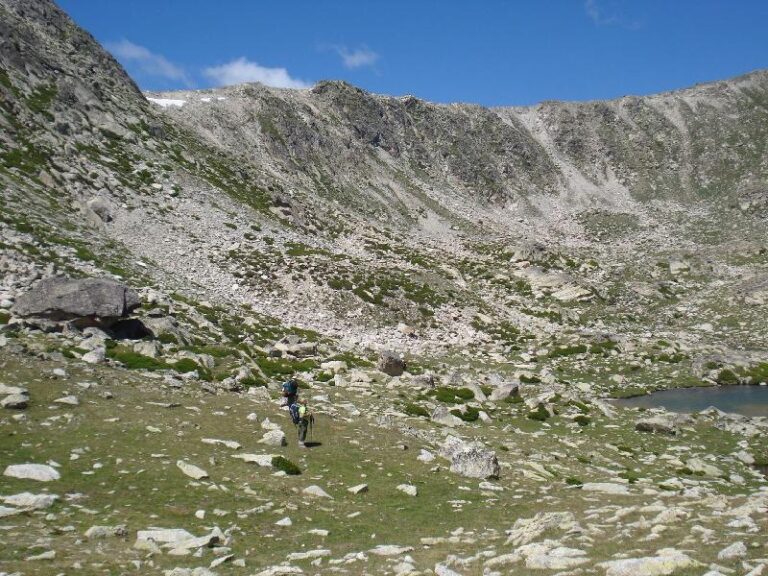 Zona d'estanys. Al darrera, la Portella de Engorgs