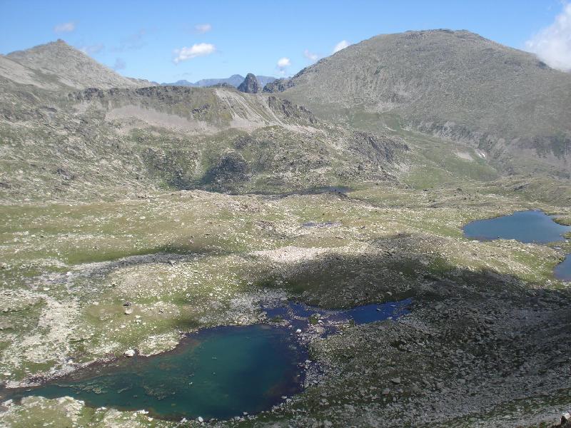Esquerra: Estany de la Portella. Dreta: Estanys dls Minyols. Puigpedros
