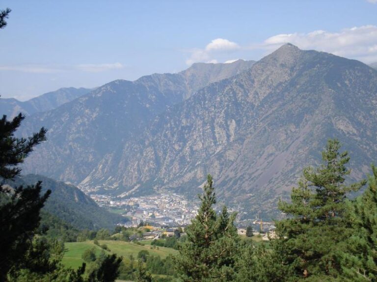 Vista de Les Escaldes amb el Pic de Carroi (2335)