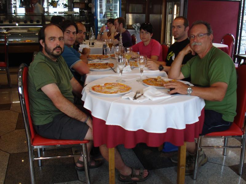 Pizza al Punt de Trobada: Jordi, Xavi, Jose, Yolanda, Marc i Joan