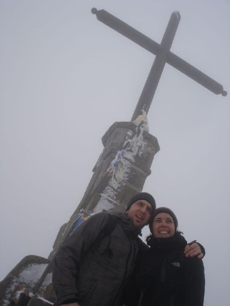 En Joan i la Judit sota la creu del Matagalls