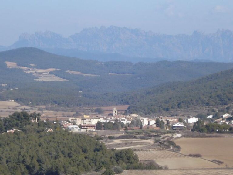 La Llacuna. Al fons Montserrat