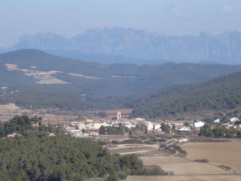 La Llacuna. Al fons Montserrat