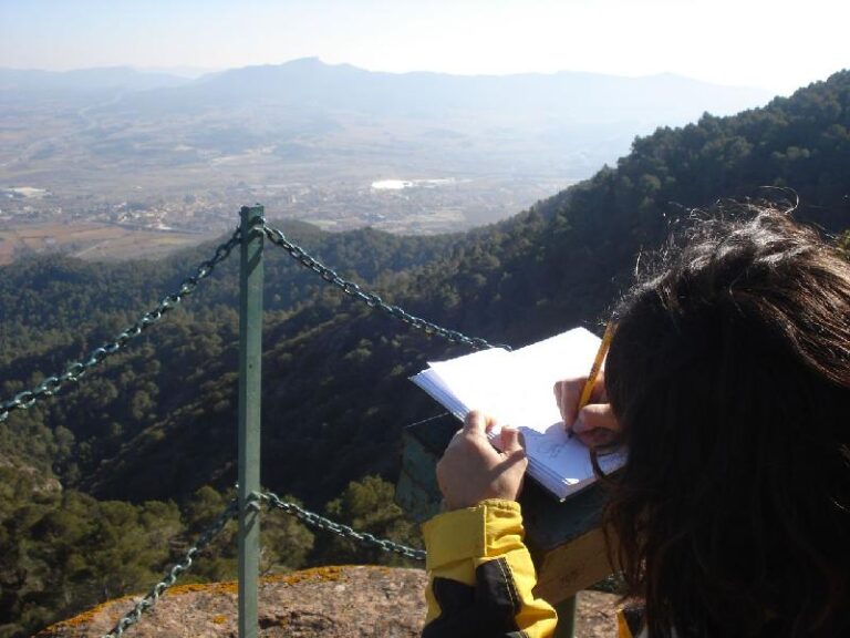 Signant el Llibre de Sant Joan. Al fons Montblanc