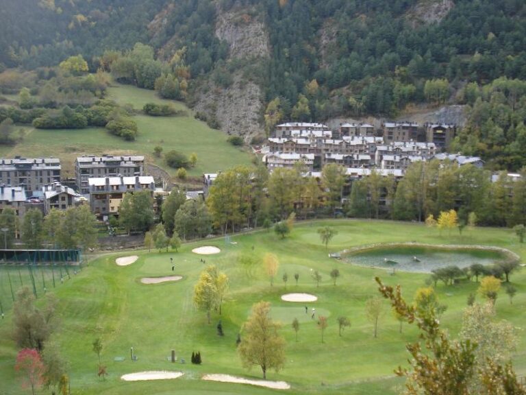 Arribant a La Cortinada