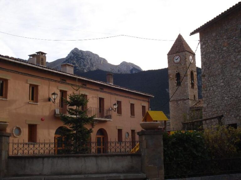 Gosol. Al fons, el Pedraforca