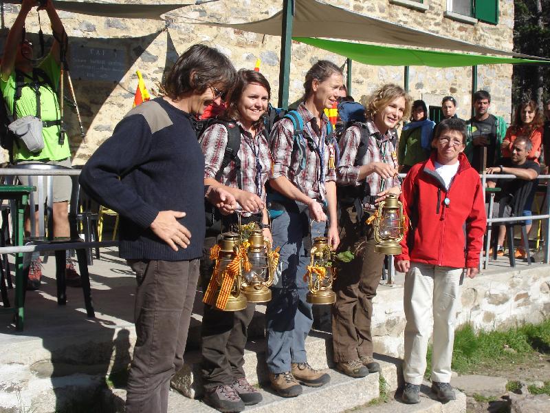 el guarda del refugi i els portadors de la flama a cortalets