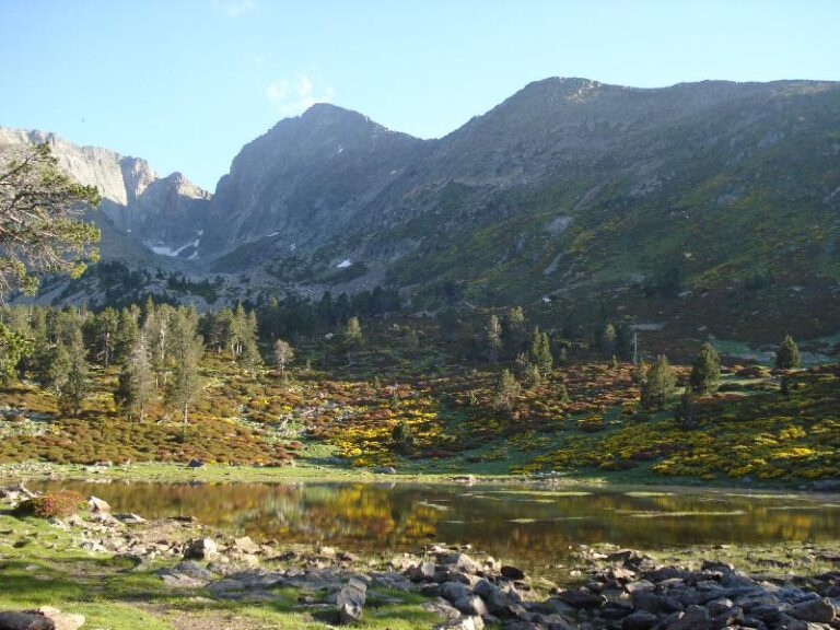 iniciant la ascensio i pasant pel llac