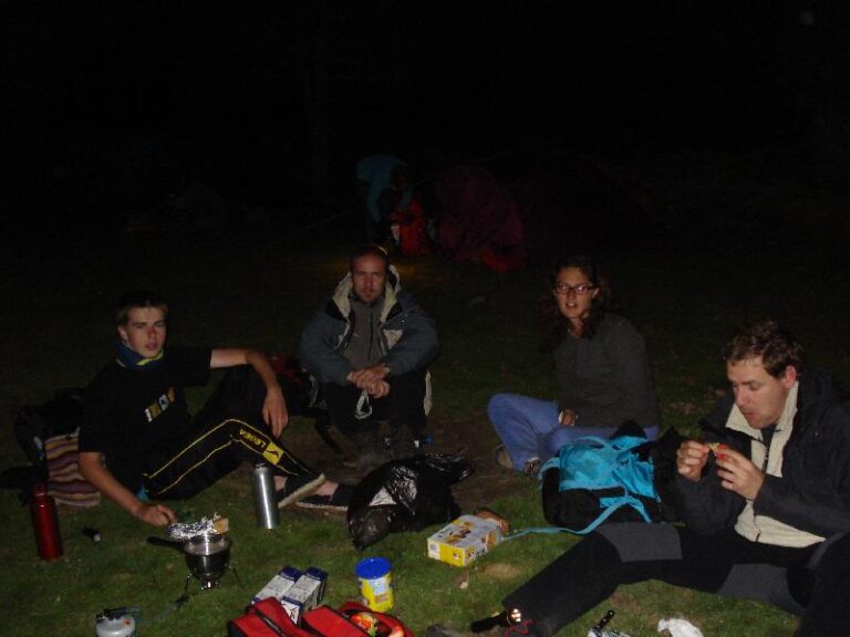 gaudint de la nit al campament