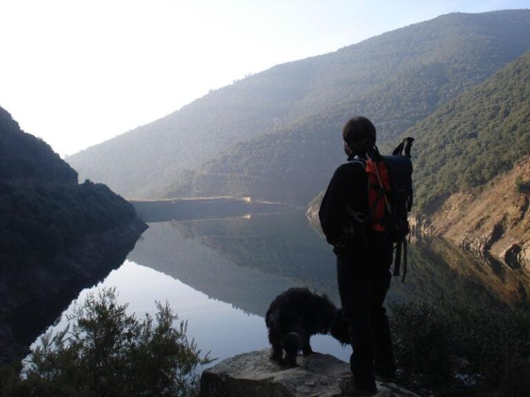 En Jordi i la Morla davant del Panta de Vallfornes