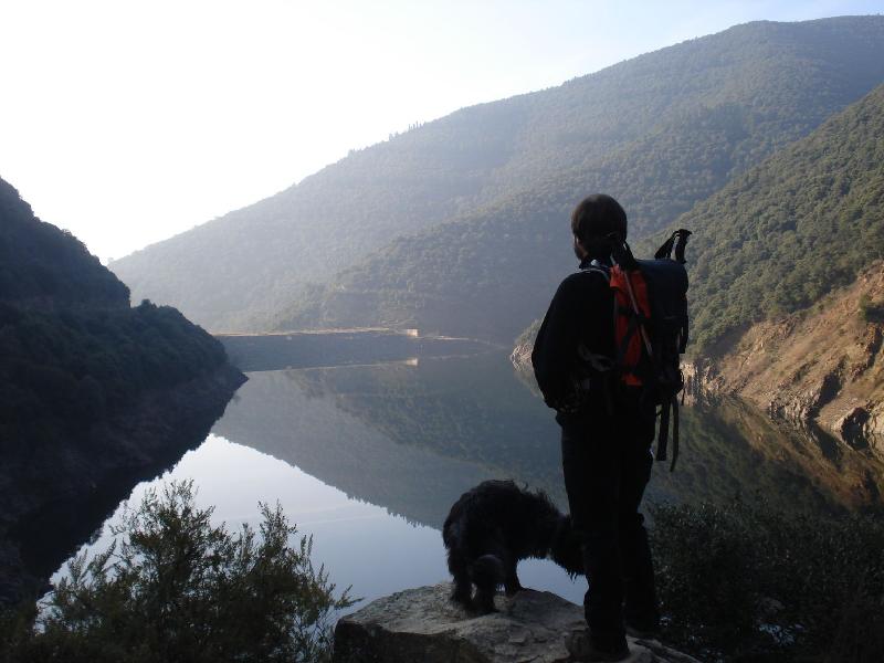 En Jordi i la Morla davant del Panta de Vallfornes
