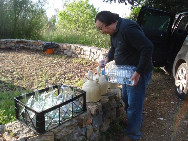 Preparant aigua i vi pels caminants