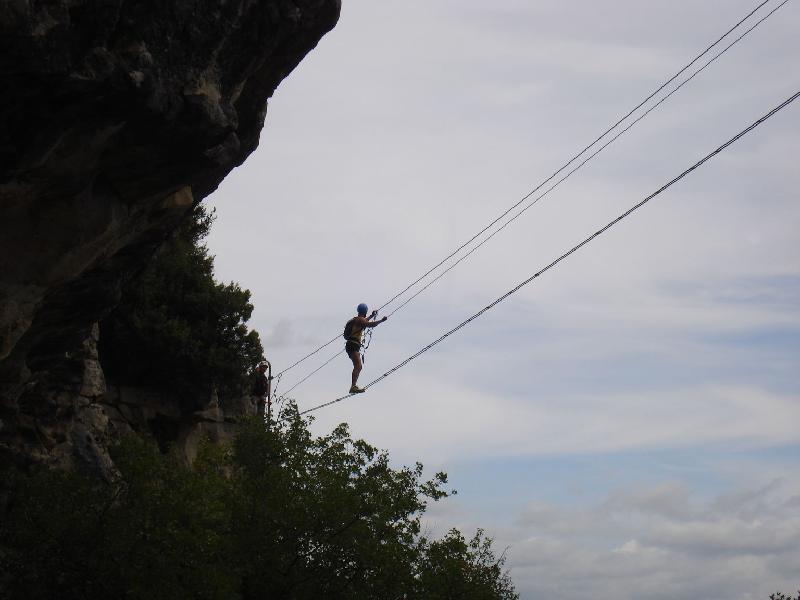 En Jordi B. progressant pel pont
