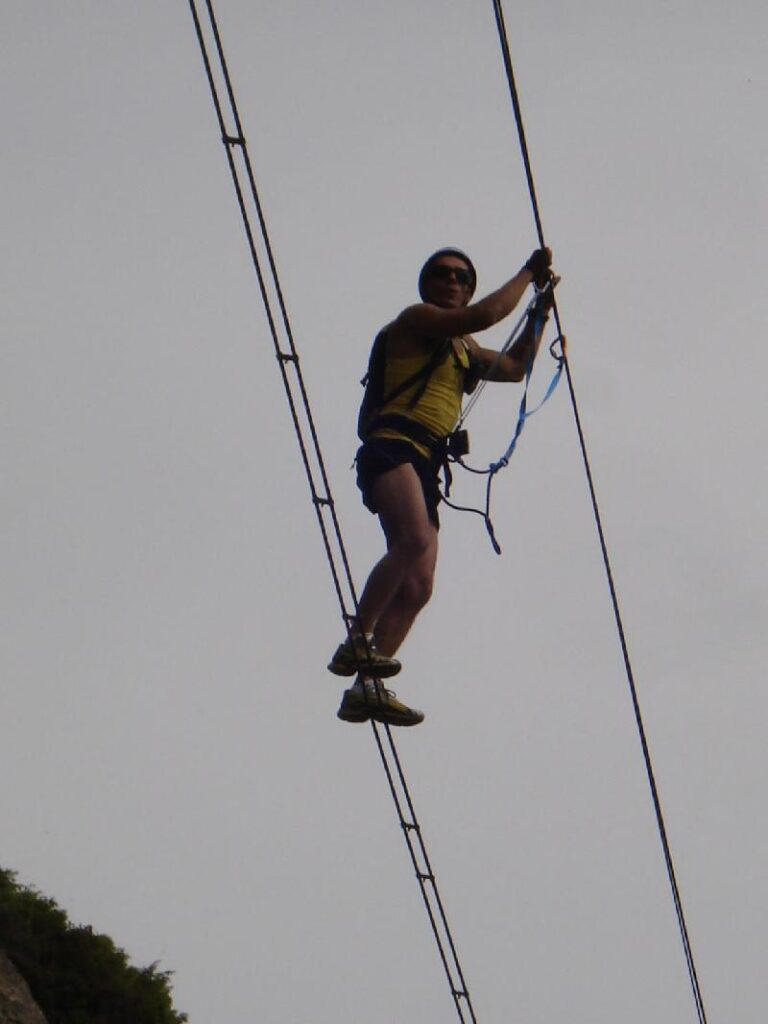 En Jordi B. progressant pel pont 2