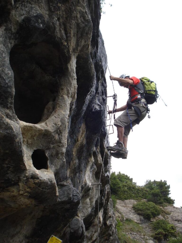Enric descendint per les baumes corcades