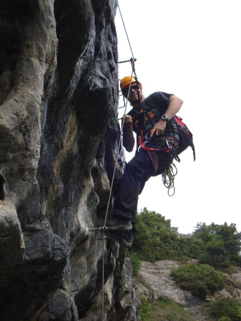 En Marc descendint per les baumes corcades