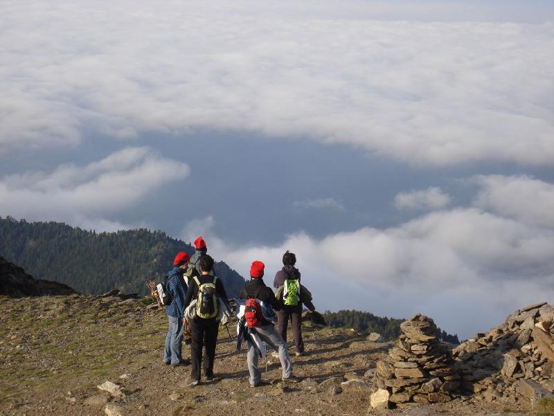 Grup de excursionistes observant mar de nuvols
