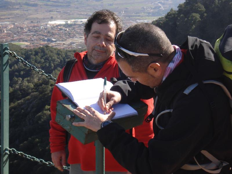 Signant el llibre de visites al mirador