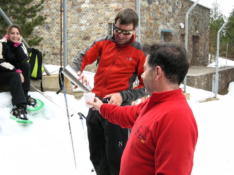 Mitja serveix xocolata calenta i rom al Bony de les Neres