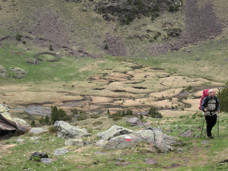 Arribant al Refugi de Coma Pedrosa. Al darrera antic refugi