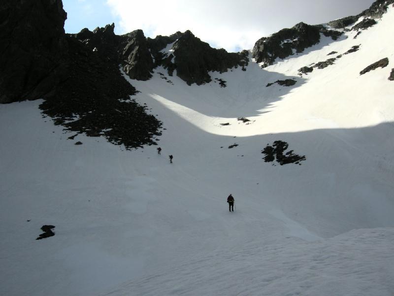 Trampejant el gel sota la Portella de Baiau ja a Catalunya