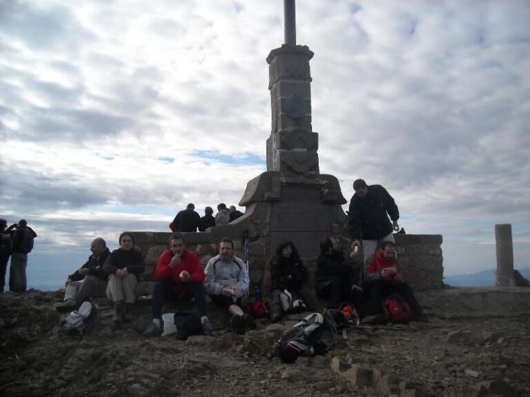 Esmorzant sota la Creu del Matagalls