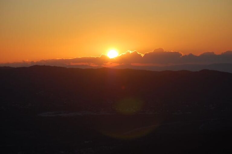 Surt el sol mentre Fernando arriba a Montserrat