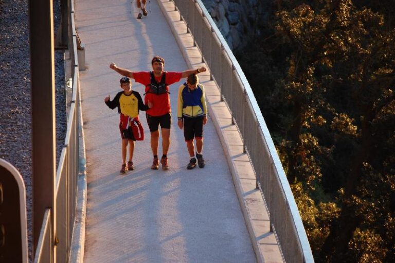 Fernando es acompanyat per Hector i David