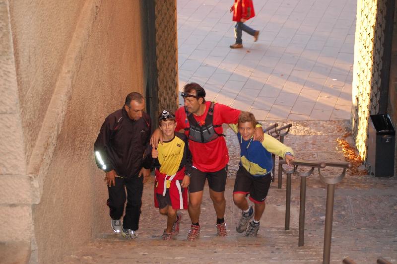 Carlos, H??ctor i David, acompanyen a Fernando a l'arribada