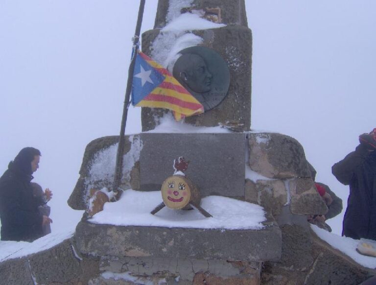 Un tio sota la Creu del Matagalls