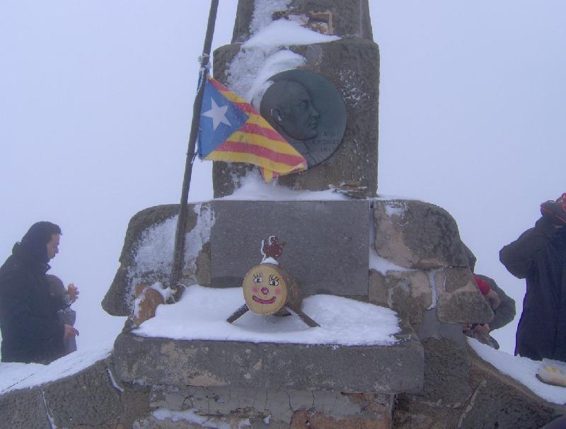 Un tio sota la Creu del Matagalls