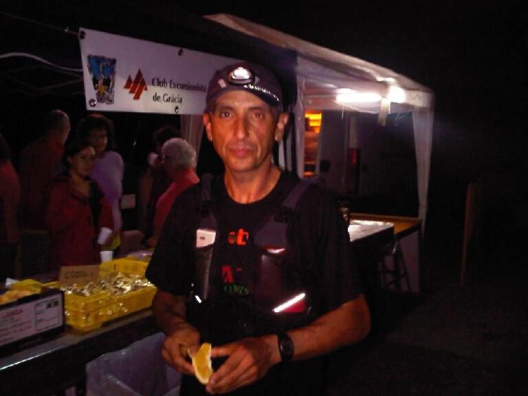 Carlos a l'avituallament de Cavll Bernat